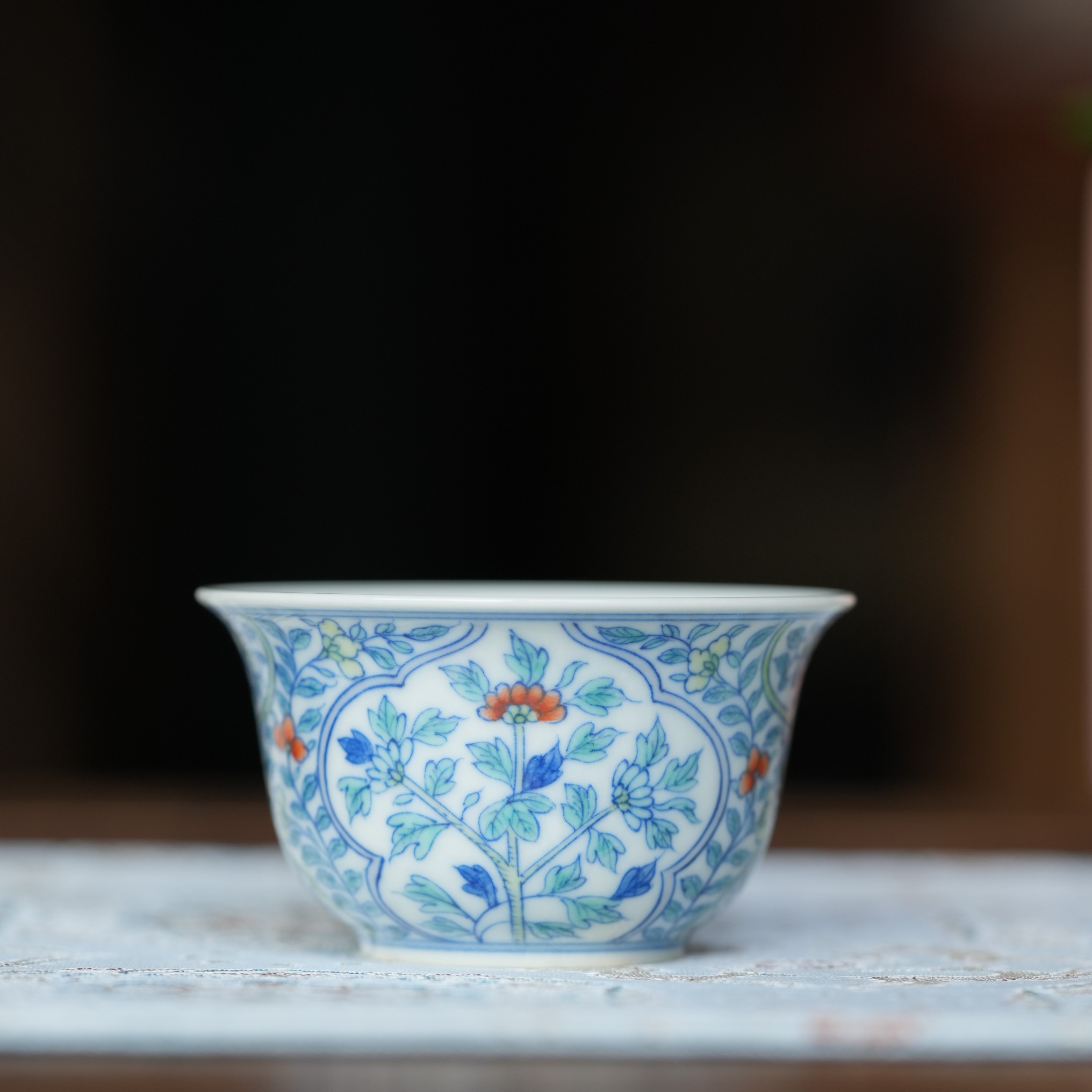 千叶开窗斗彩主人杯80cc手工手绘青花斗彩茶杯茶器茶具