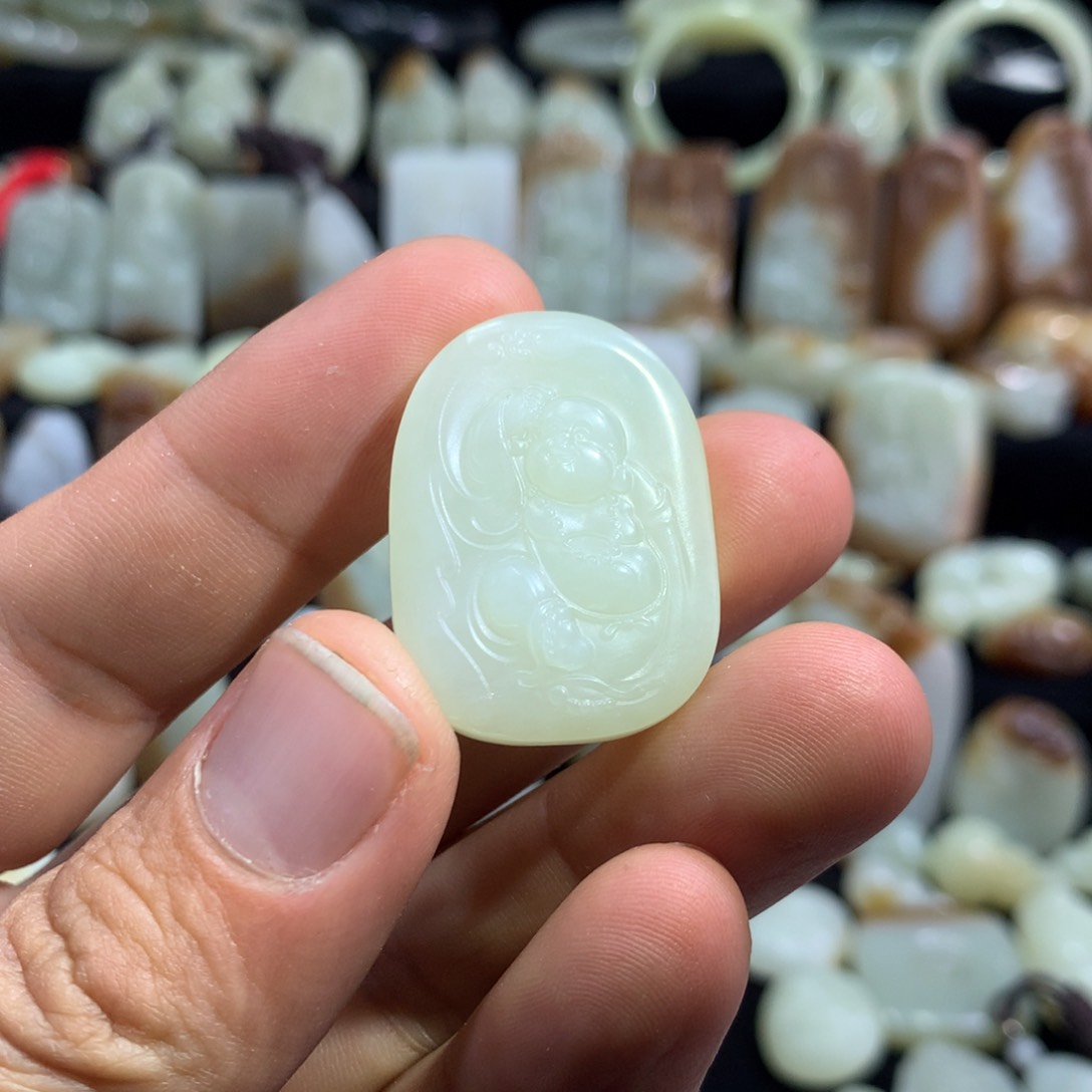 颈饰未镶嵌和田玉樱*