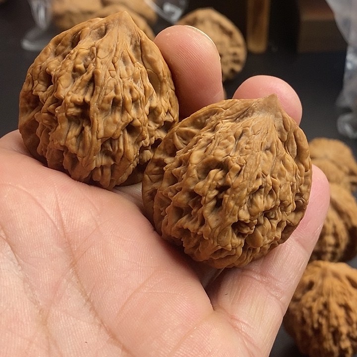 核桃文玩核桃，麦穗虎头三角装型