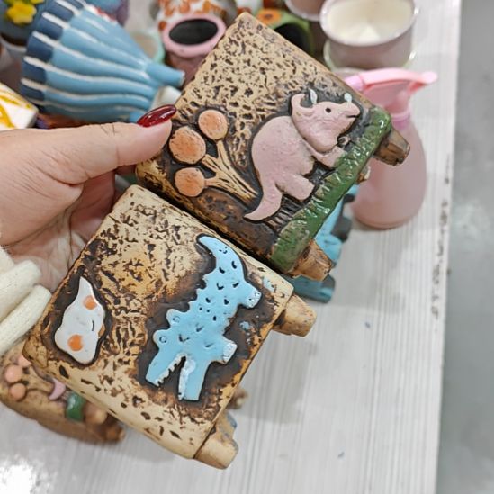 当场拍满15元发货不凑不发，花盆盆口不方不圆有针孔黑点是正常的，