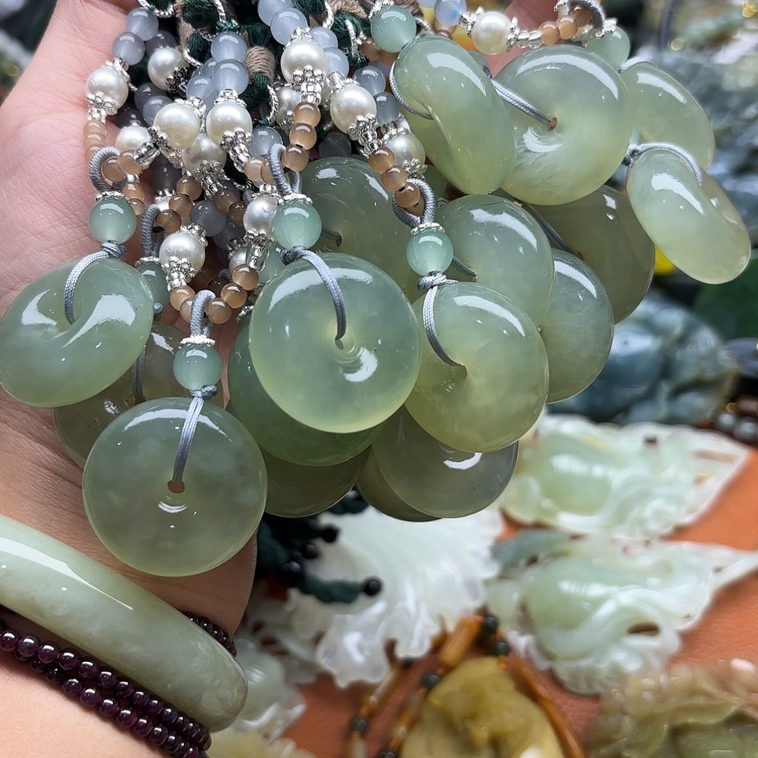 蛇纹石玉未镶嵌颈饰