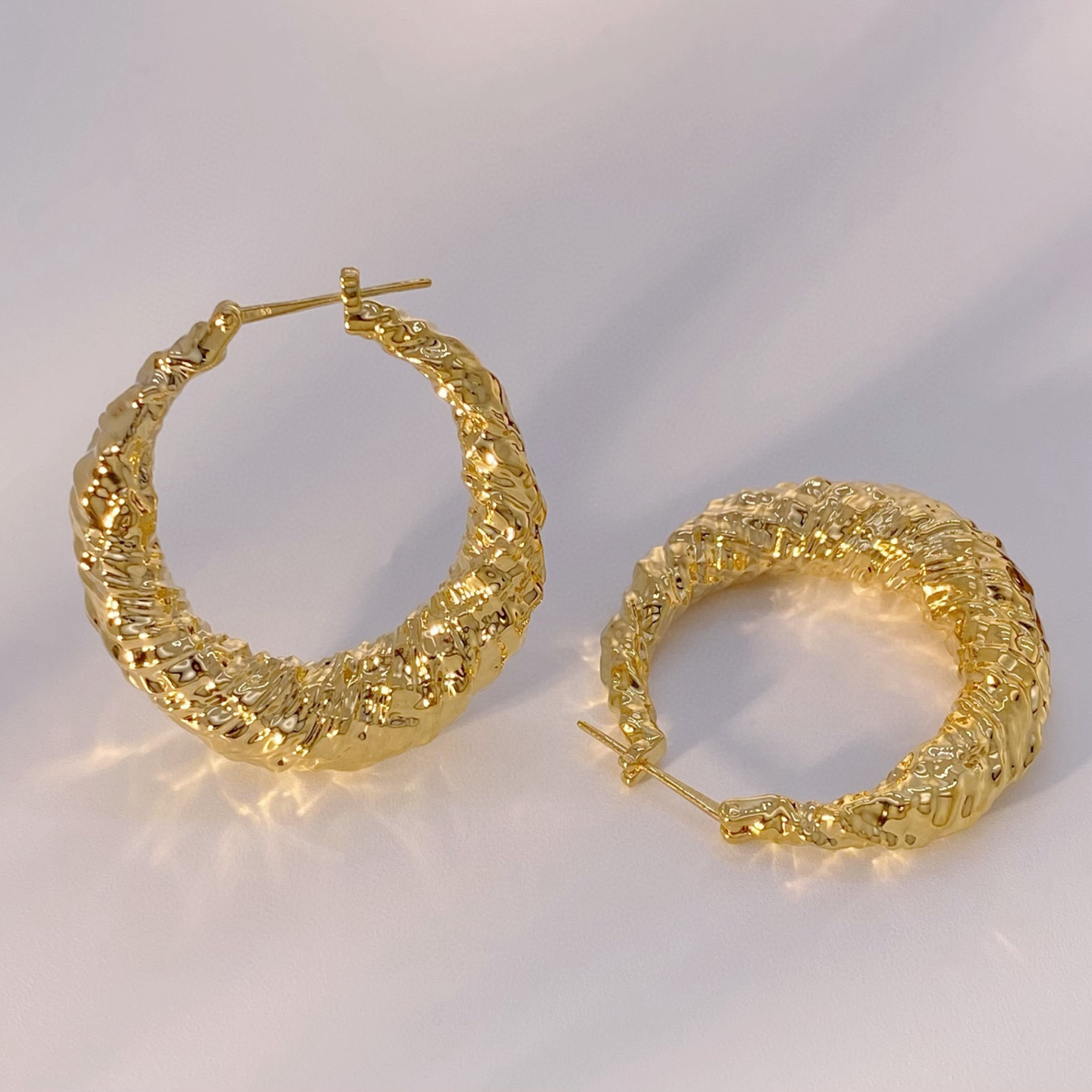 18K金进口褶皱纹大月牙耳环欧美时尚轻奢小众大耳圈40mm