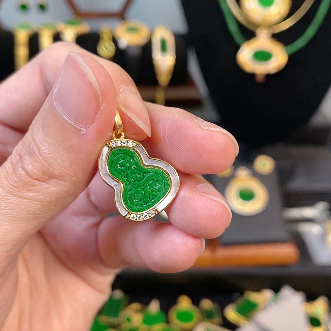 翡翠吊坠(赠链)银S925镀金镶嵌