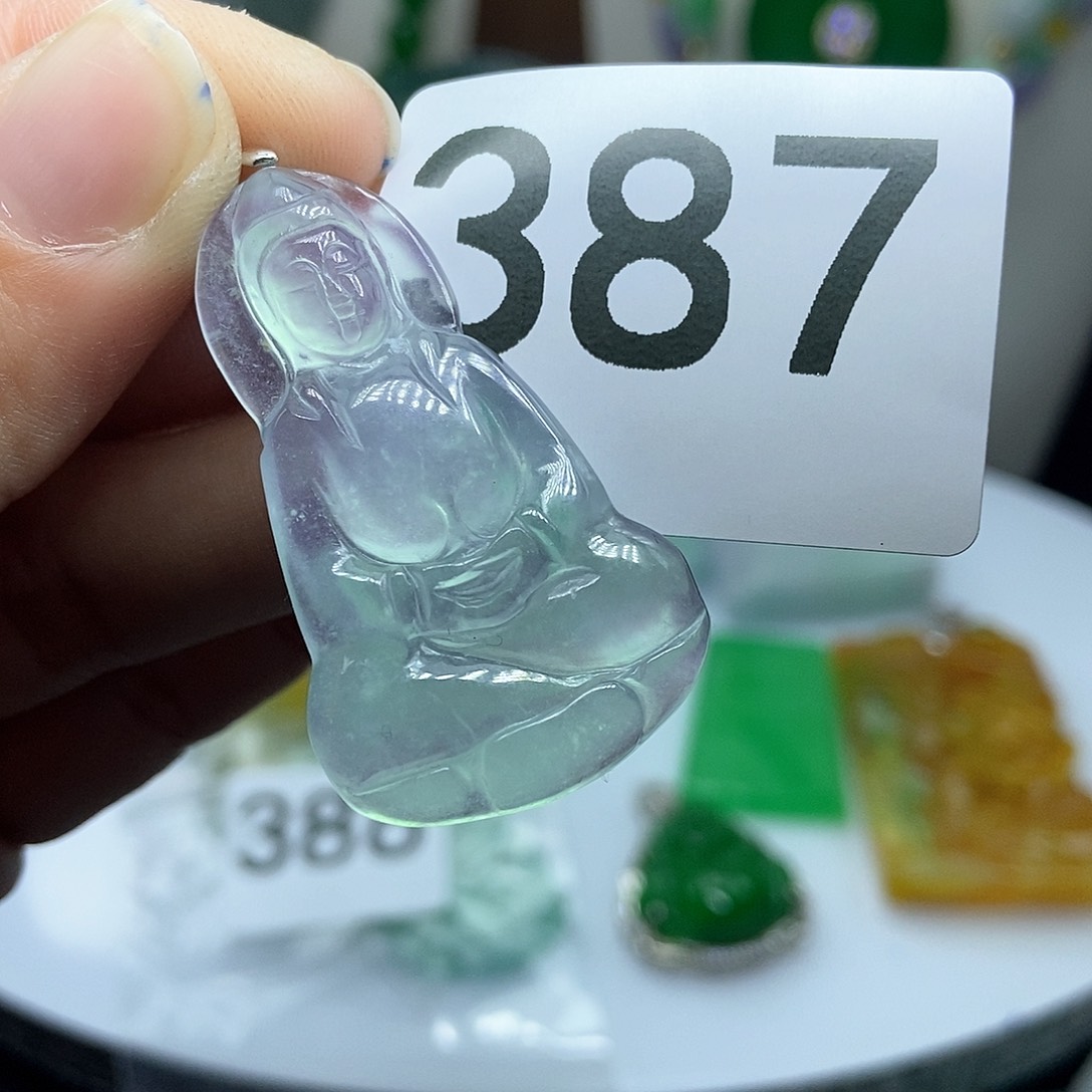 翡翠吊坠(赠链)未镶嵌