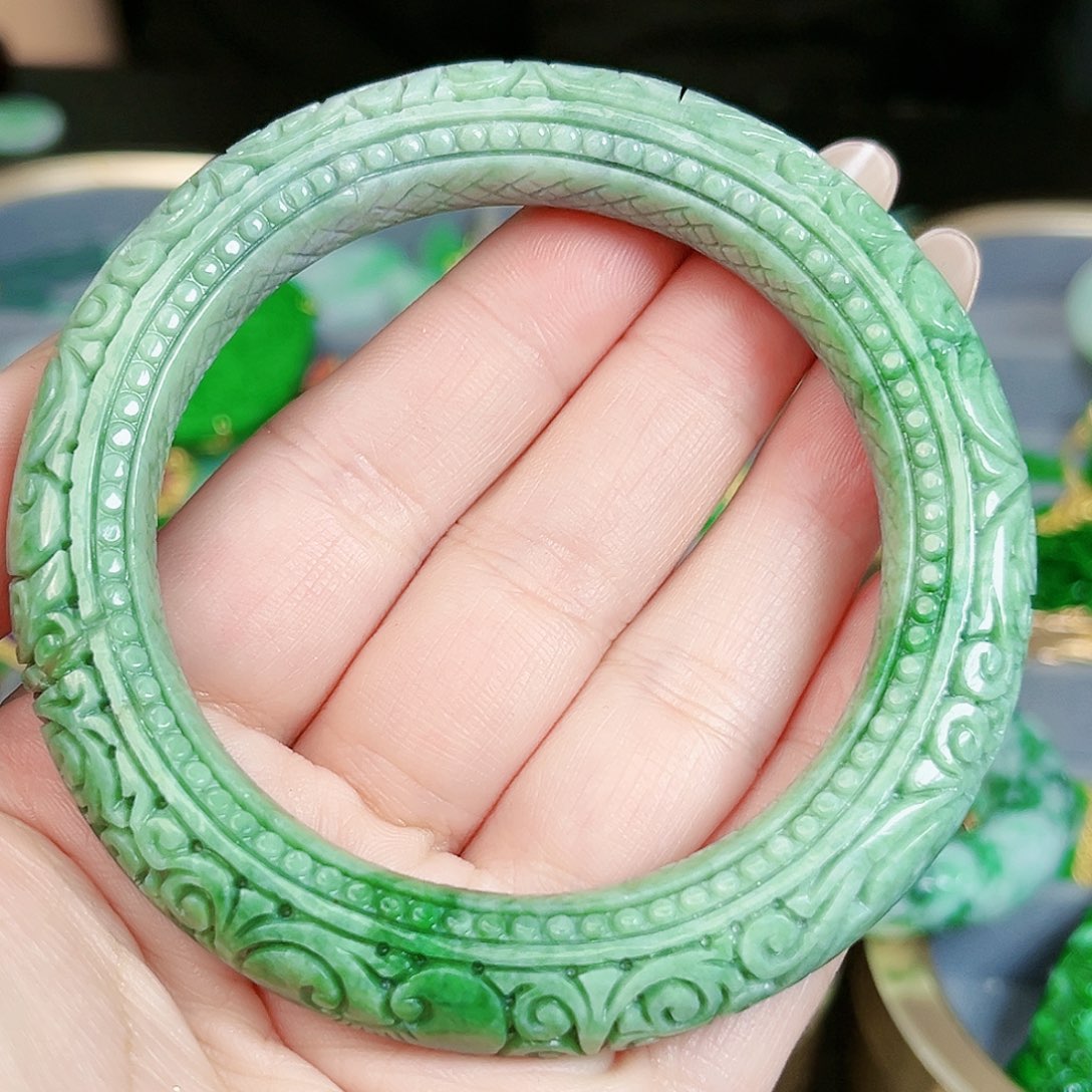 翡翠颈饰未镶嵌手镯