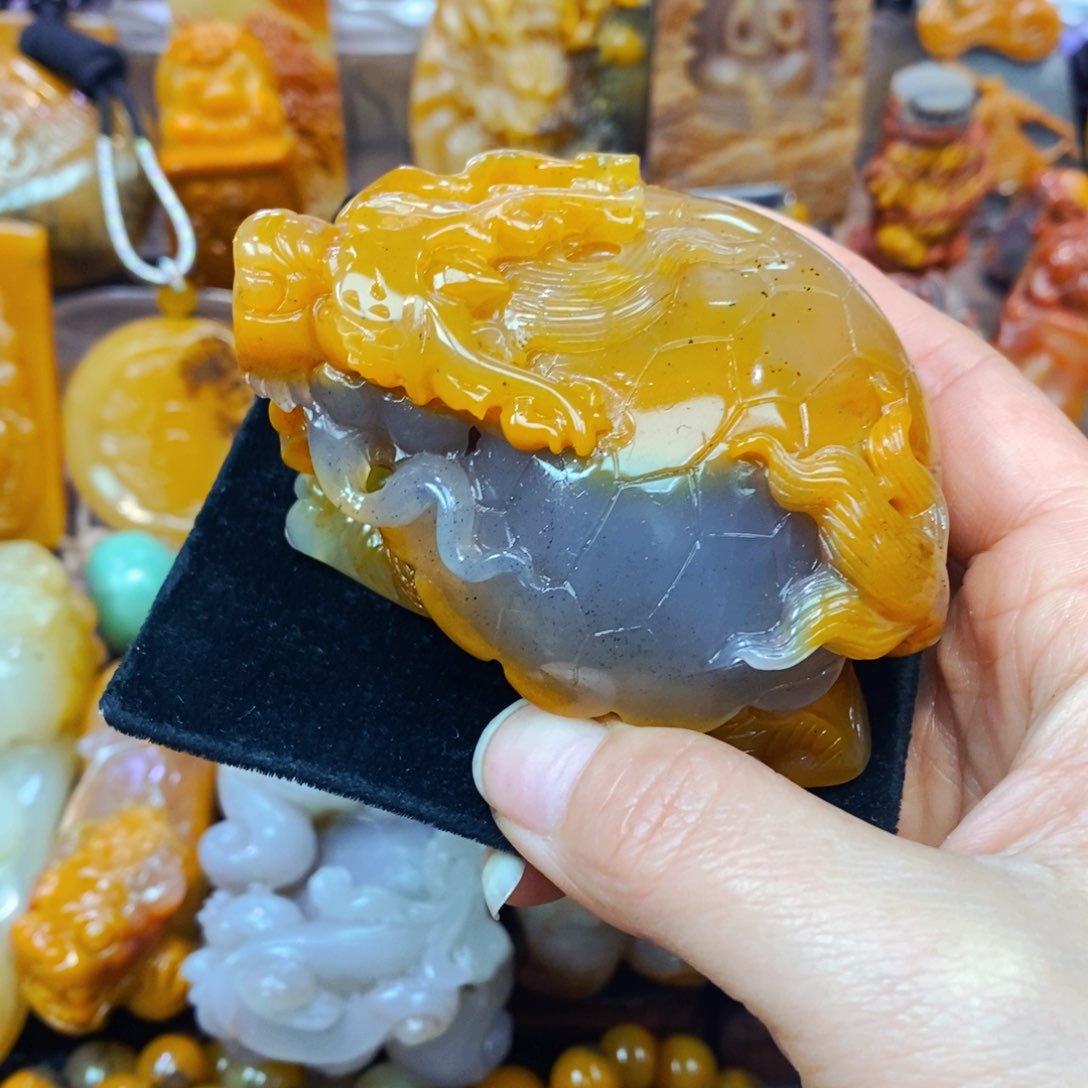 未镶嵌石英质玉（黄龙玉）颈饰