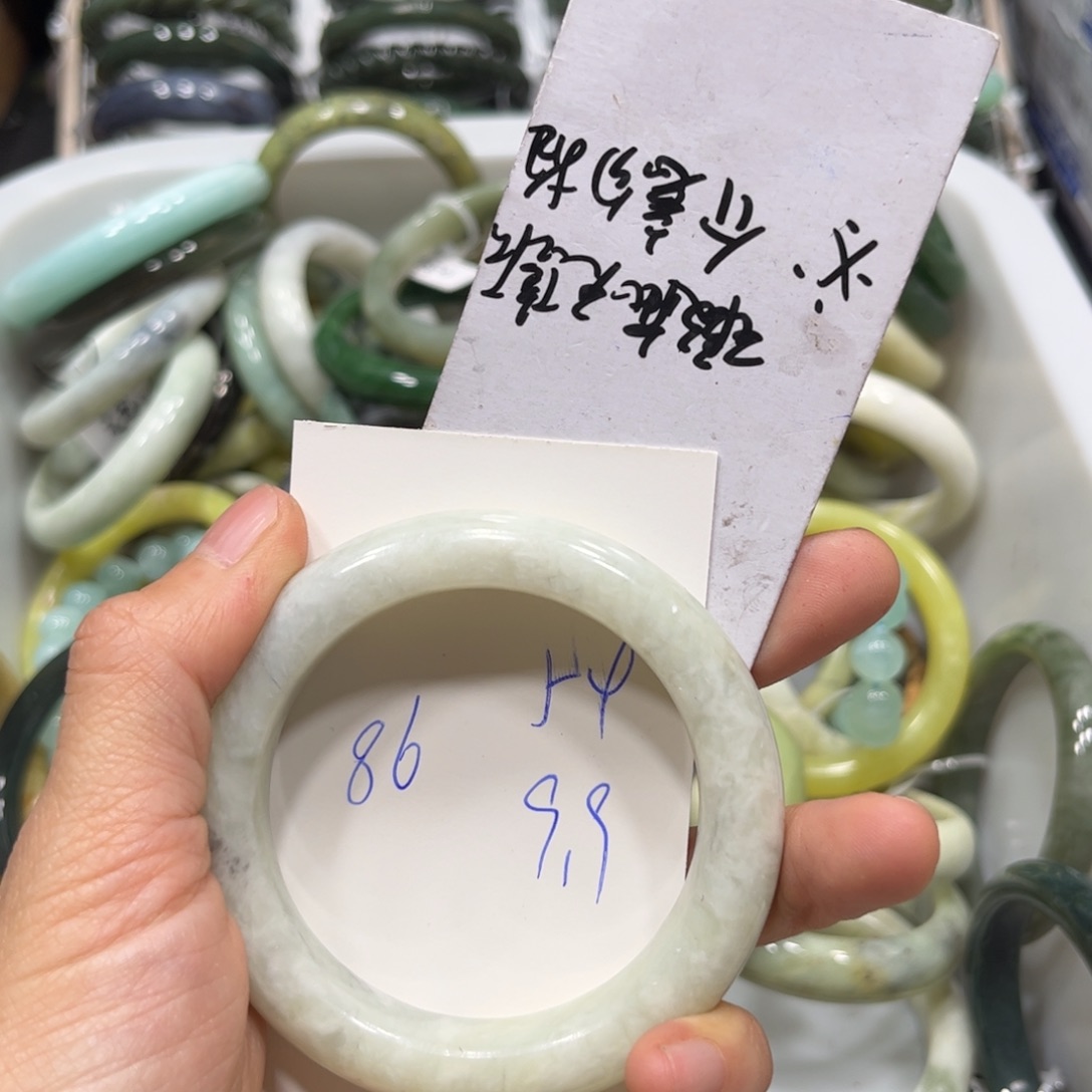 蛇纹石玉手镯未镶嵌