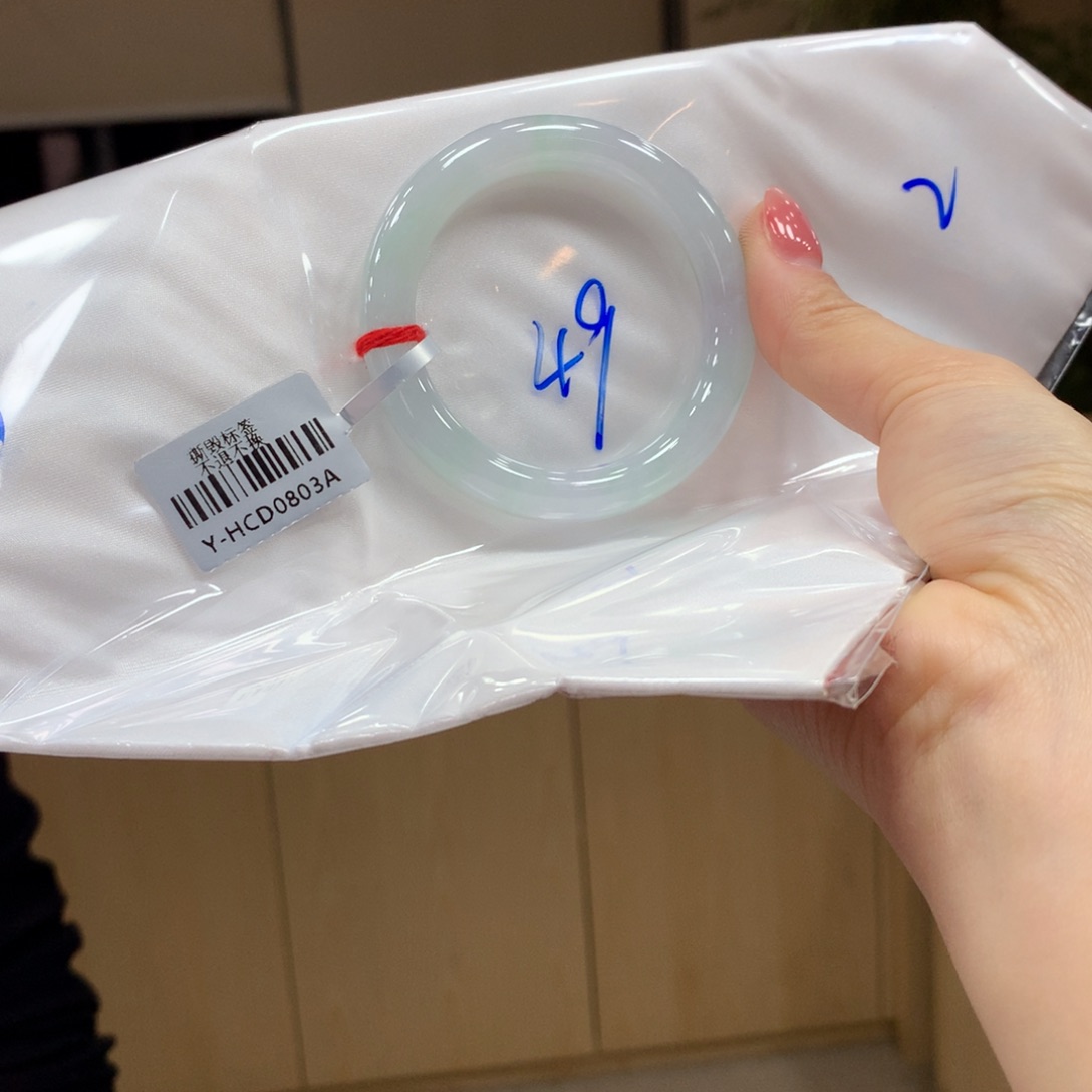 翡翠手镯未镶嵌不退不换