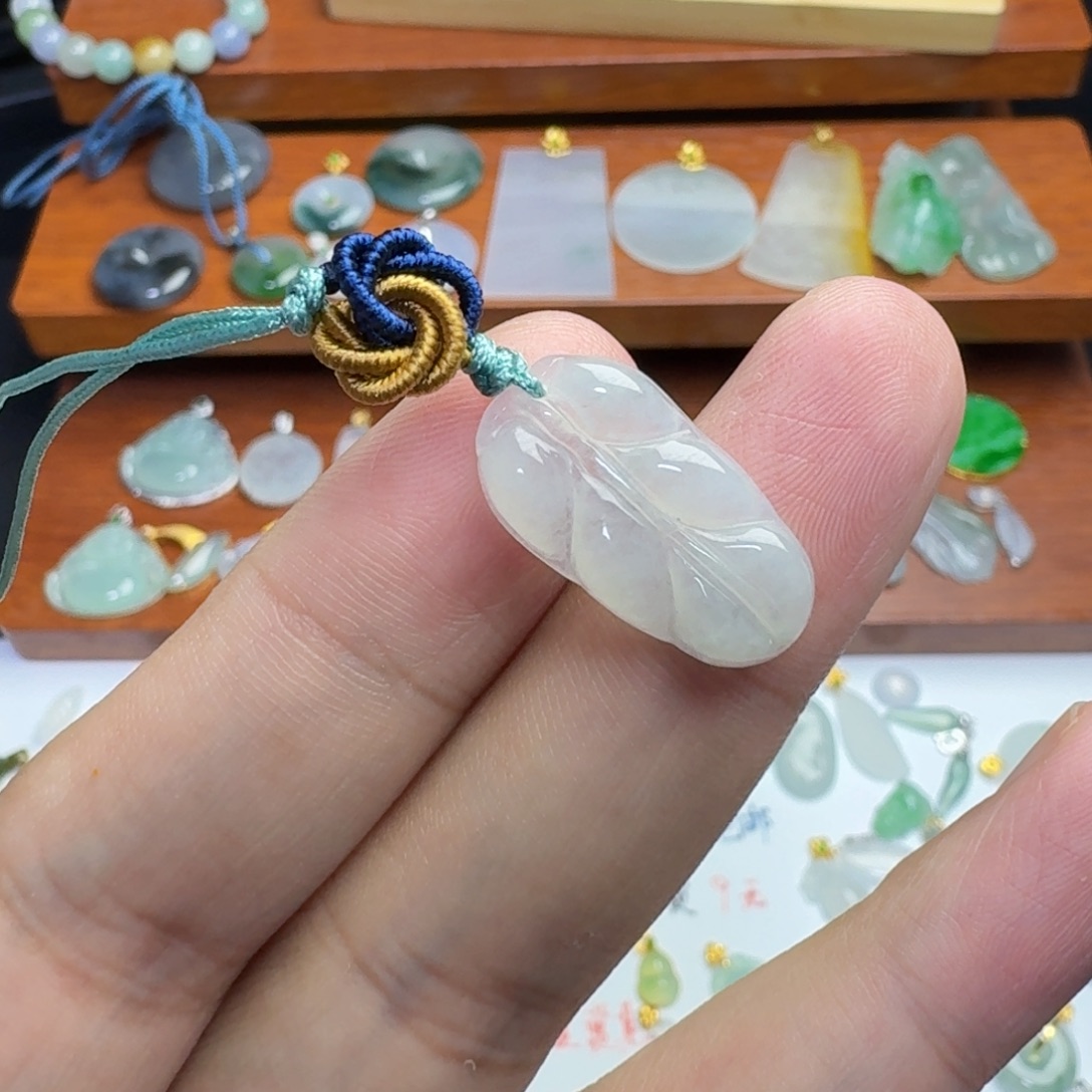 翡翠未镶嵌颈饰小叶子