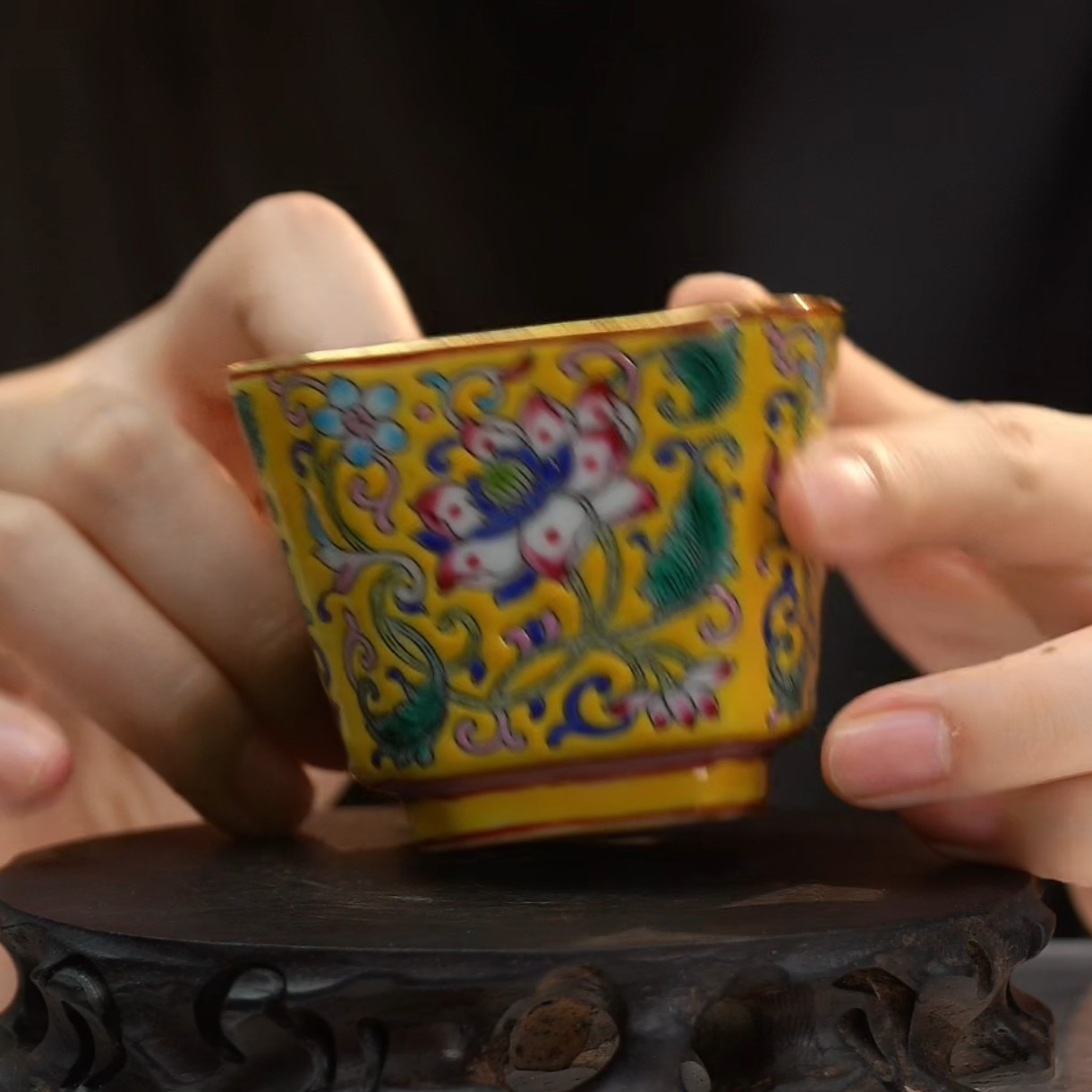 内松石绿釉外黄地粉彩缠枝莲纹倭角杯