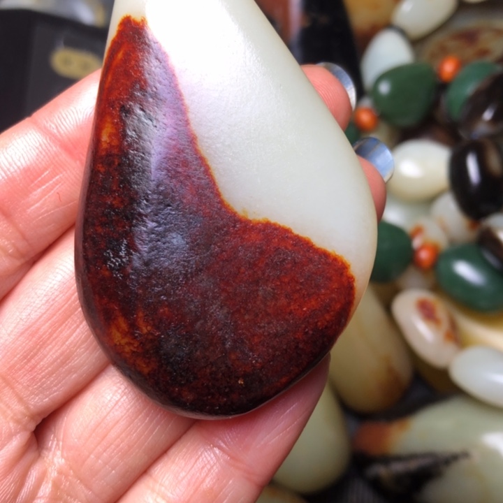 把***菜和田玉（翠青玉）未镶嵌珠宝奇石