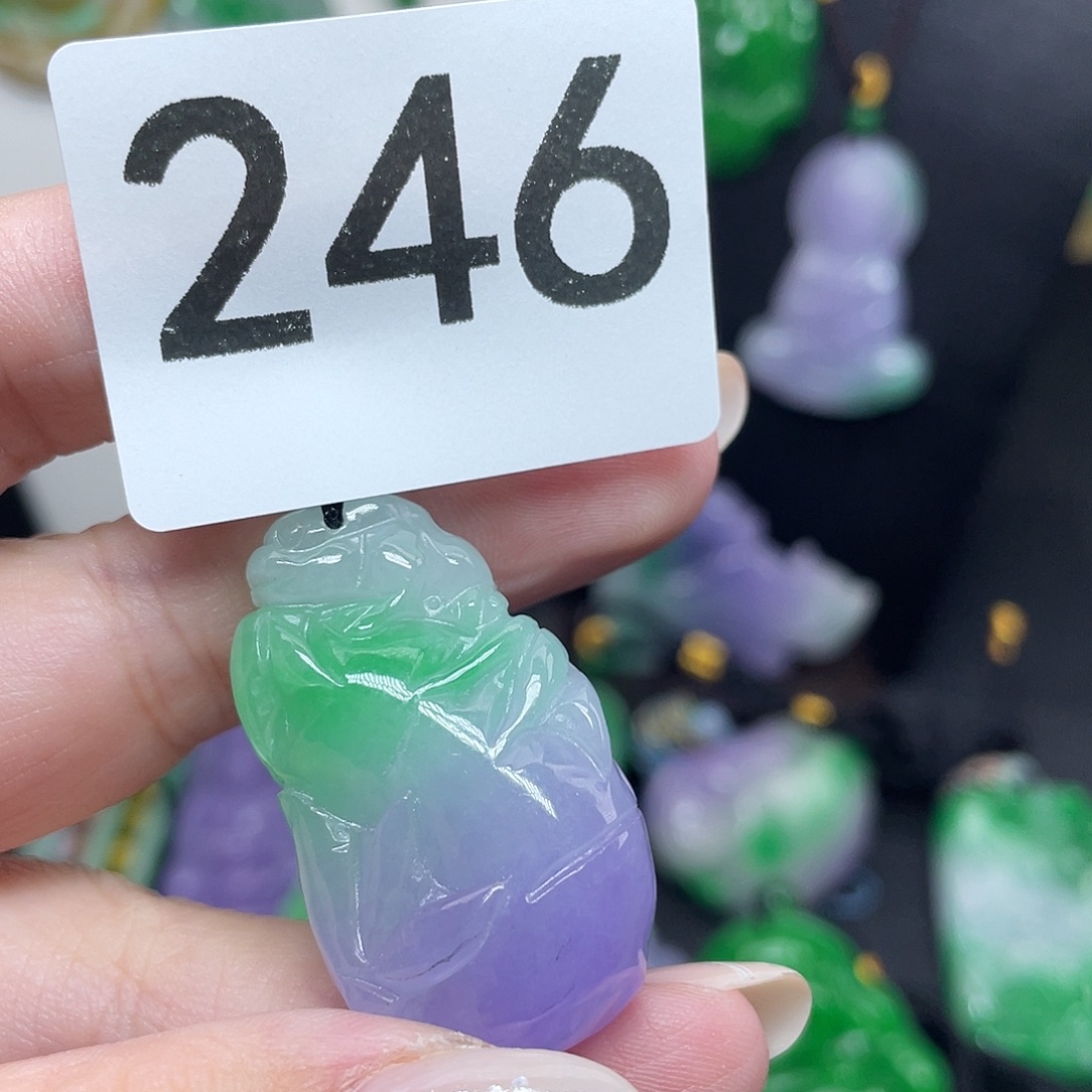 翡翠未镶嵌吊坠(赠链)