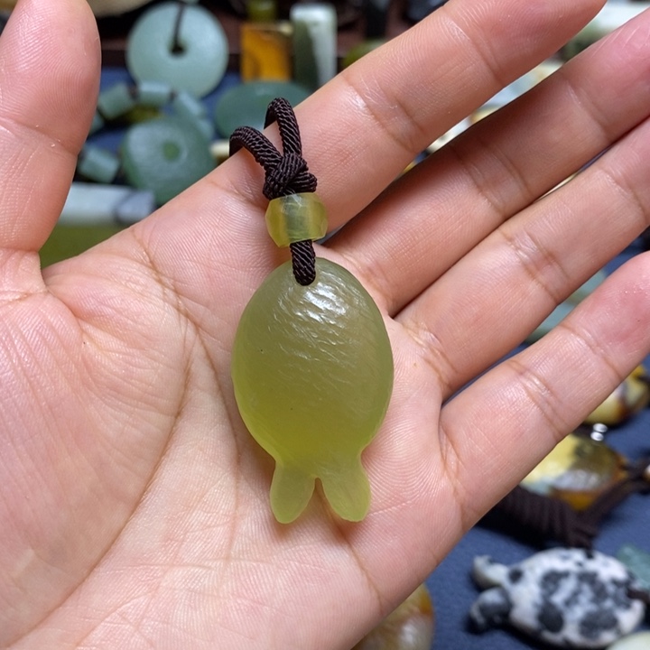 …***…蛇纹石玉未镶嵌颈饰