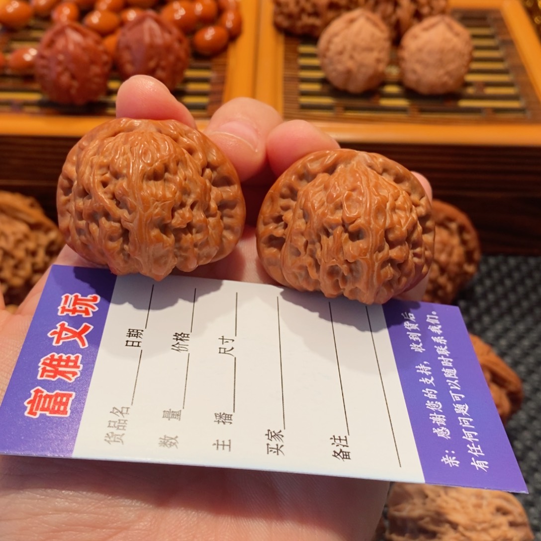 文玩核桃吊坠白狮子