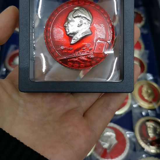 其他普通金属妙**在红色收藏纪念章1枚