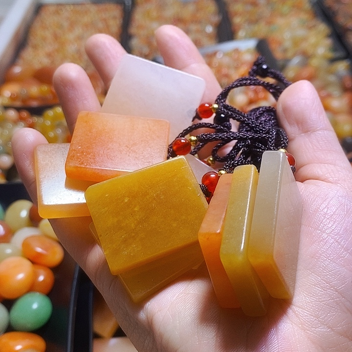 小***窝新疆金丝玉吊坠项链