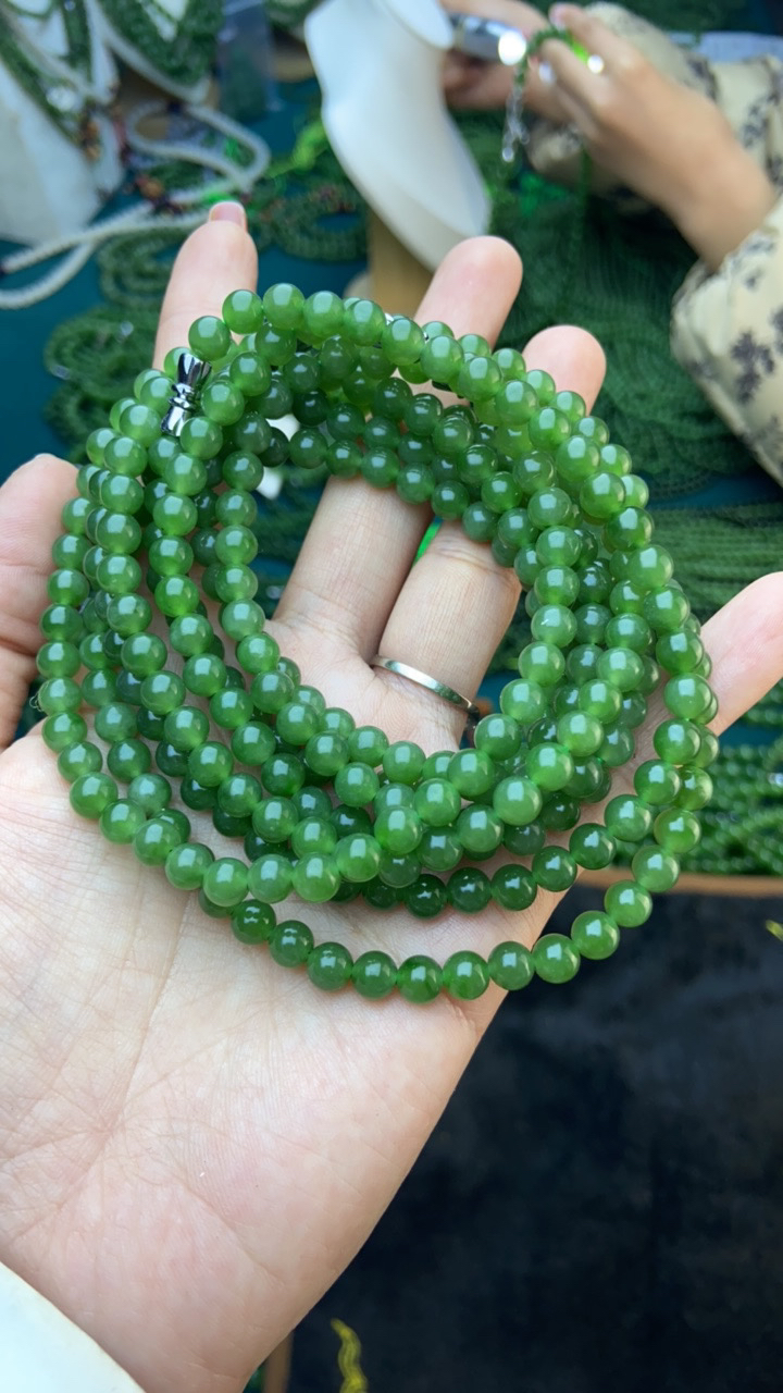 纯天然和田玉碧玉6毫米无黑点冰低阳绿妈妈链多样性拍一发一