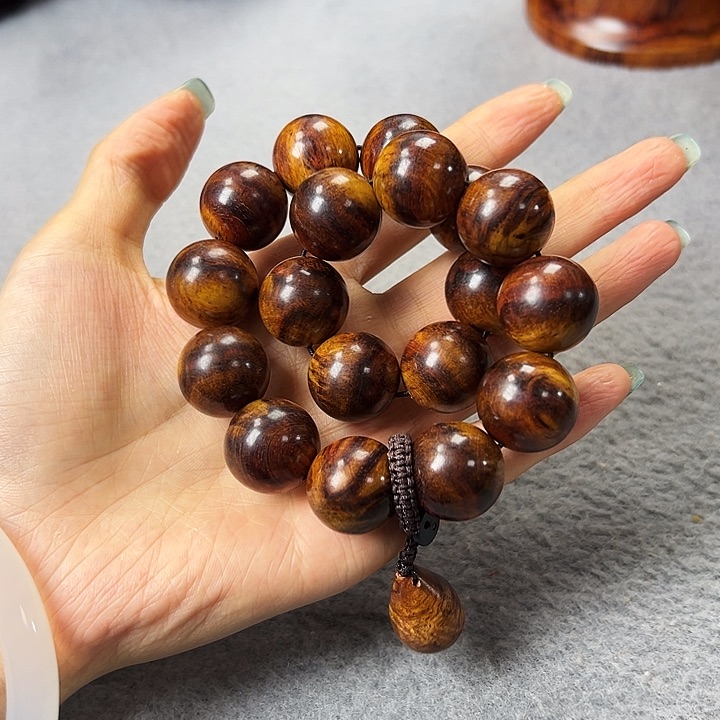 用****5海黄手持一条