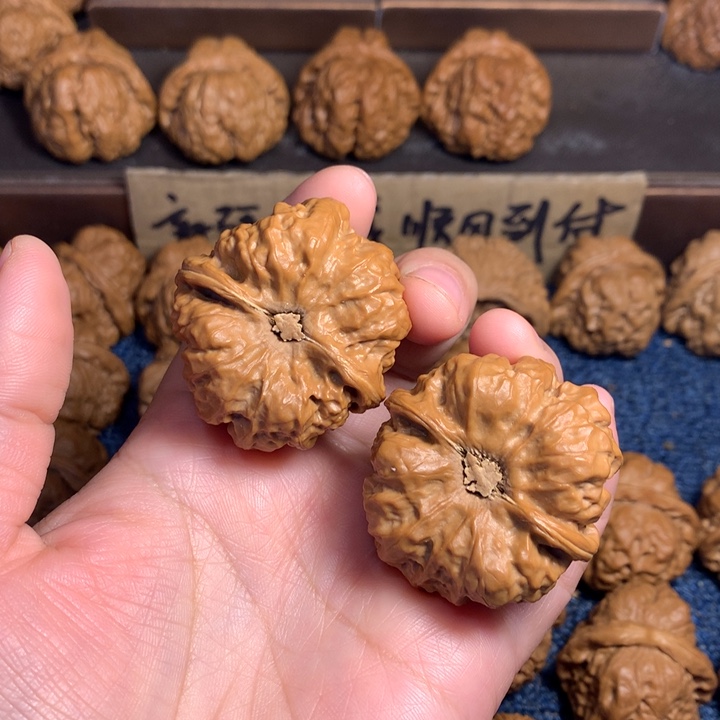 桃核吊坠庄**?蛤蟆核桃