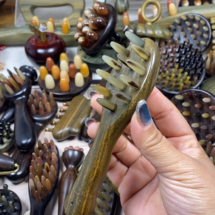 绿檀羊角12齿按摩梳