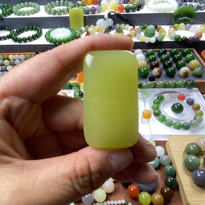 金***顶和田玉裸石黄口无事牌