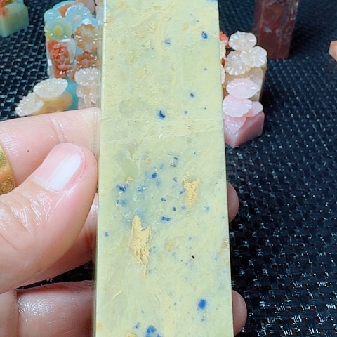 老挝石正专心致志