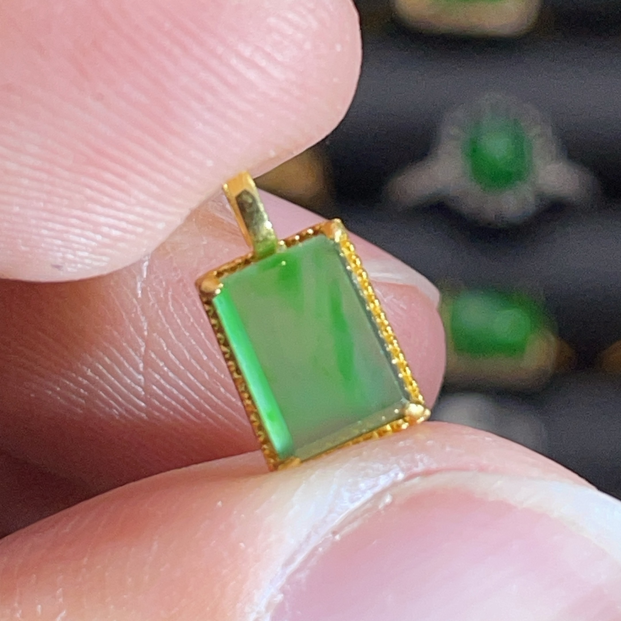 18K金天然翡翠A货-580飘花方块吊坠K黄满绿无事牌镶嵌珠宝玉石