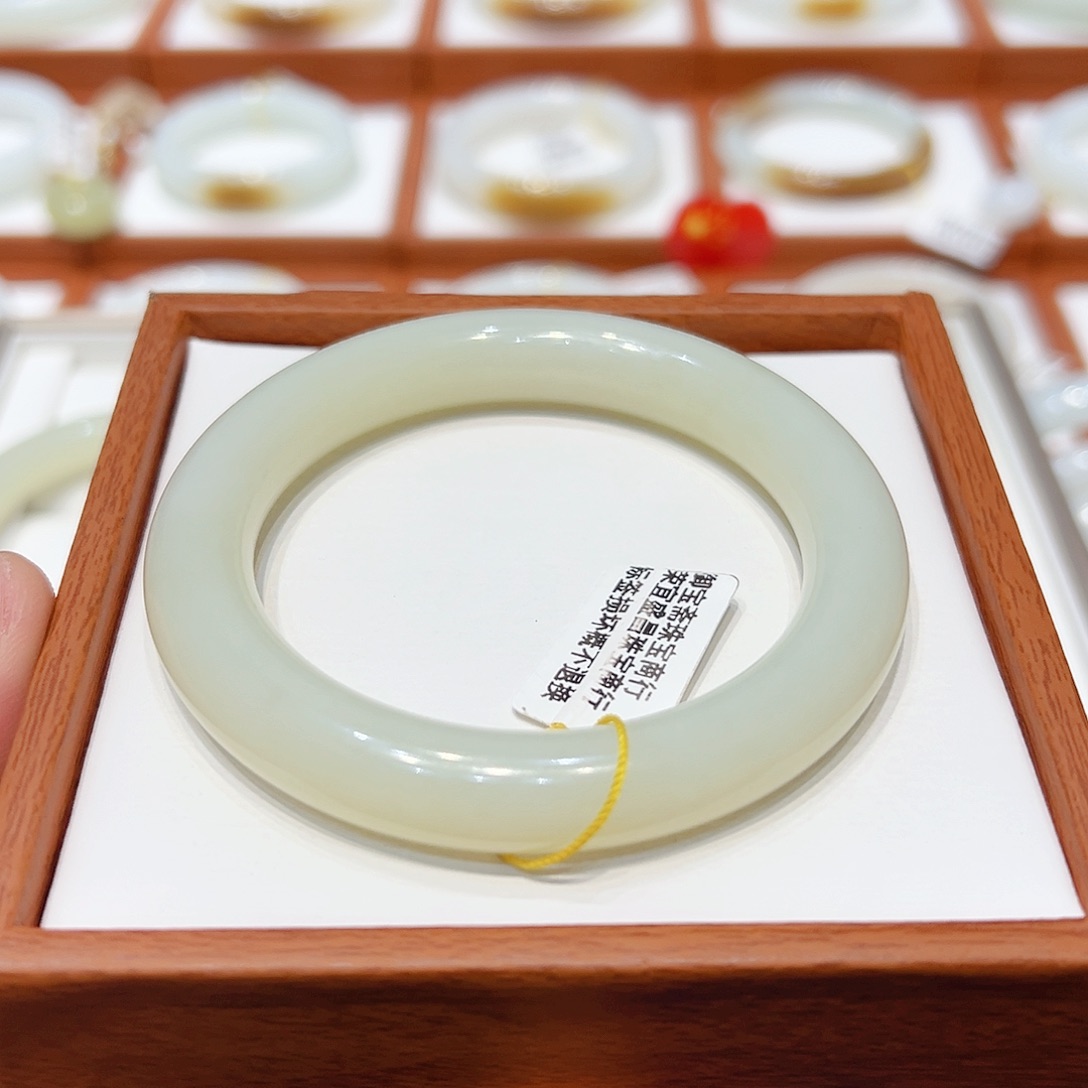 和田玉手镯未镶嵌梨****暖白