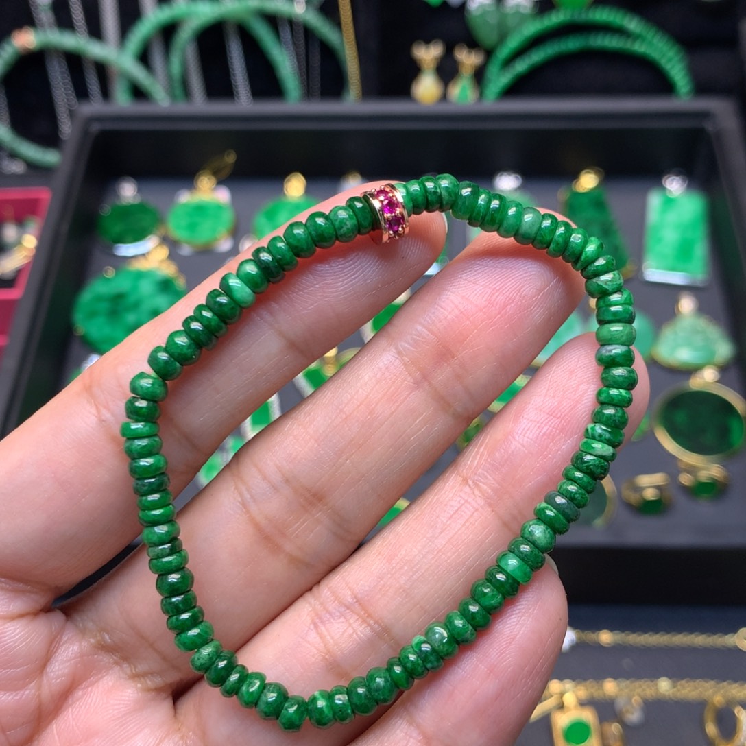 翡翠未镶嵌颈饰有纹