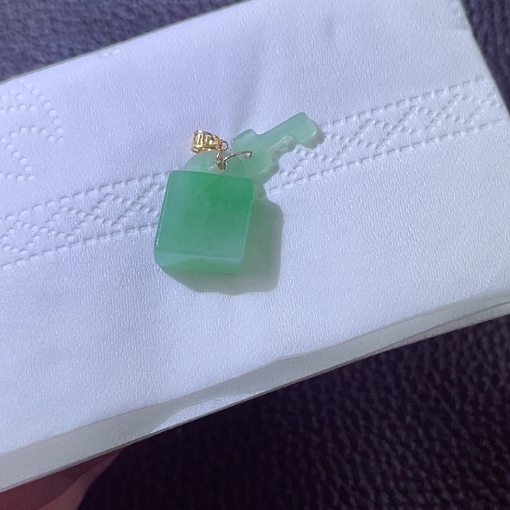 翡翠颈饰18K金镶嵌翡翠