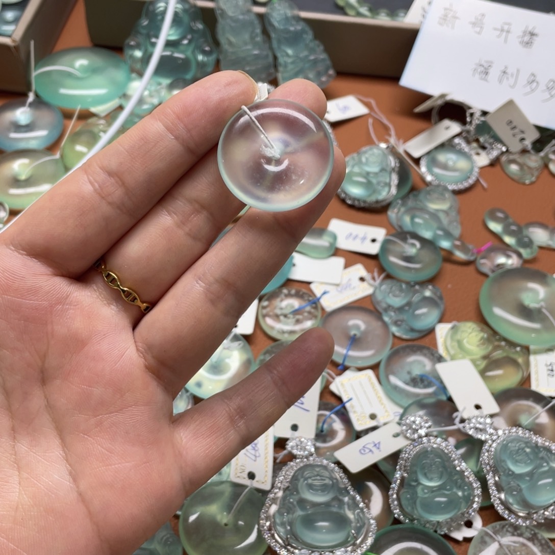 爱***z蛇纹石玉未镶嵌颈饰