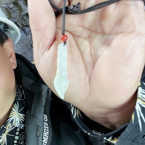 蛇纹石玉颈饰未镶嵌