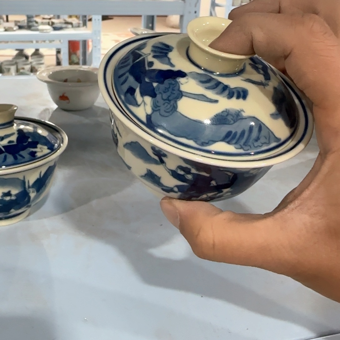瓷片瓷器上还有两条长线上镌刻