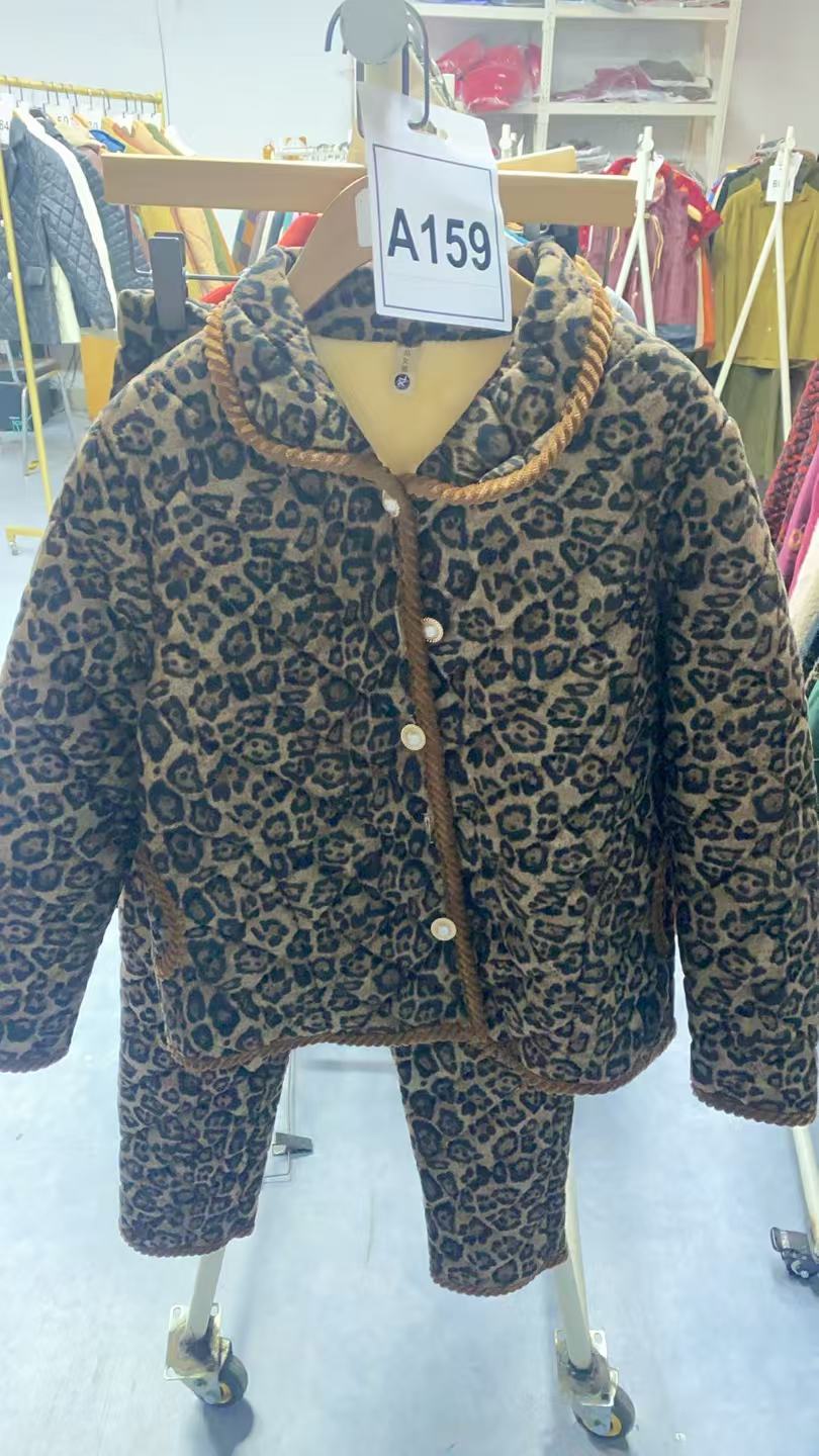 A159-G薄款中老年女装轻棉衣套装