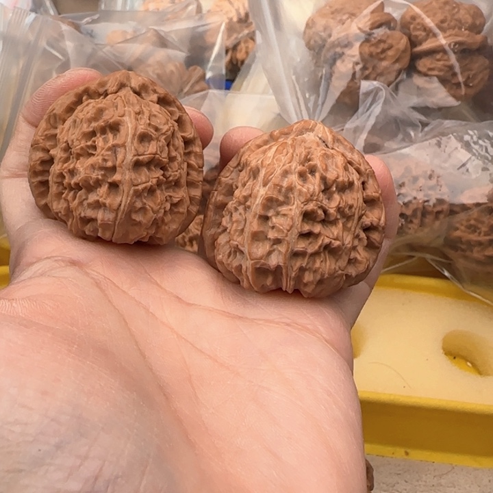 文玩核桃吊坠小**油白狮子