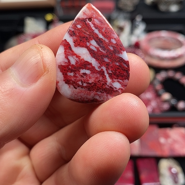 天然辰砂天然朱砂原石水滴吊坠