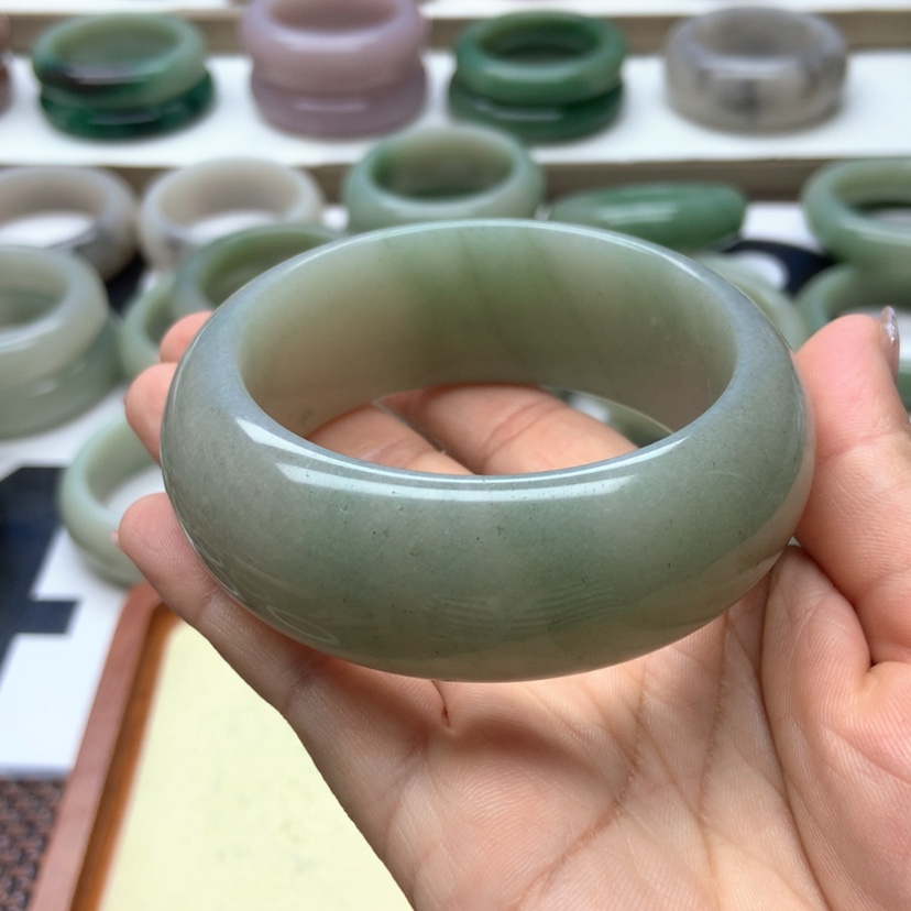 【闪购商品】石英质玉手镯未镶嵌三*