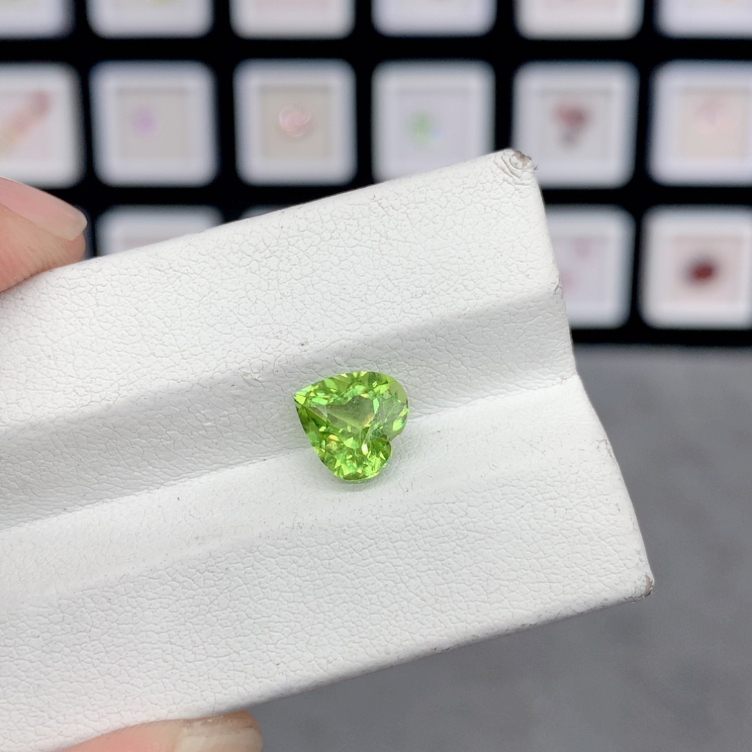 橄榄石裸石未镶嵌心8mm