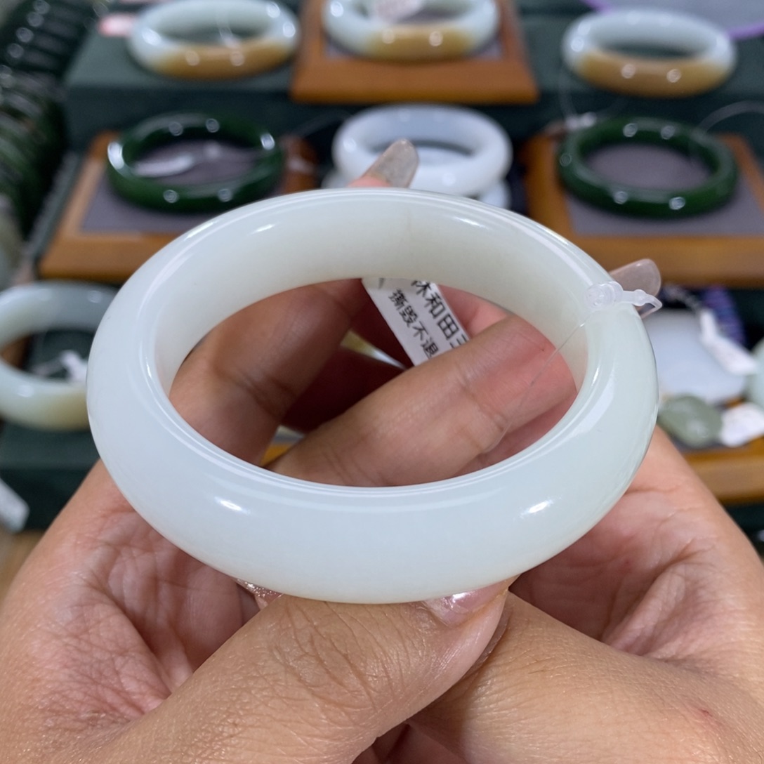 和田玉手镯未镶嵌