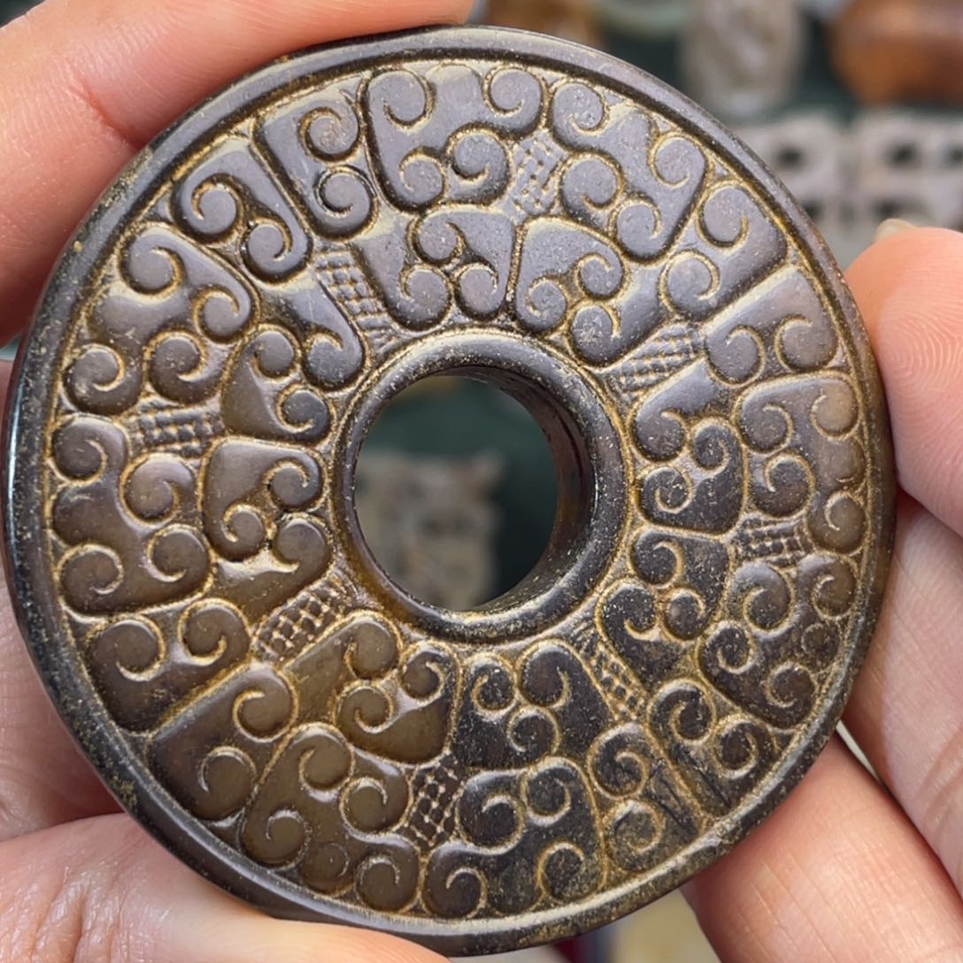 扶***灯和田玉（糖玉）未镶嵌颈饰