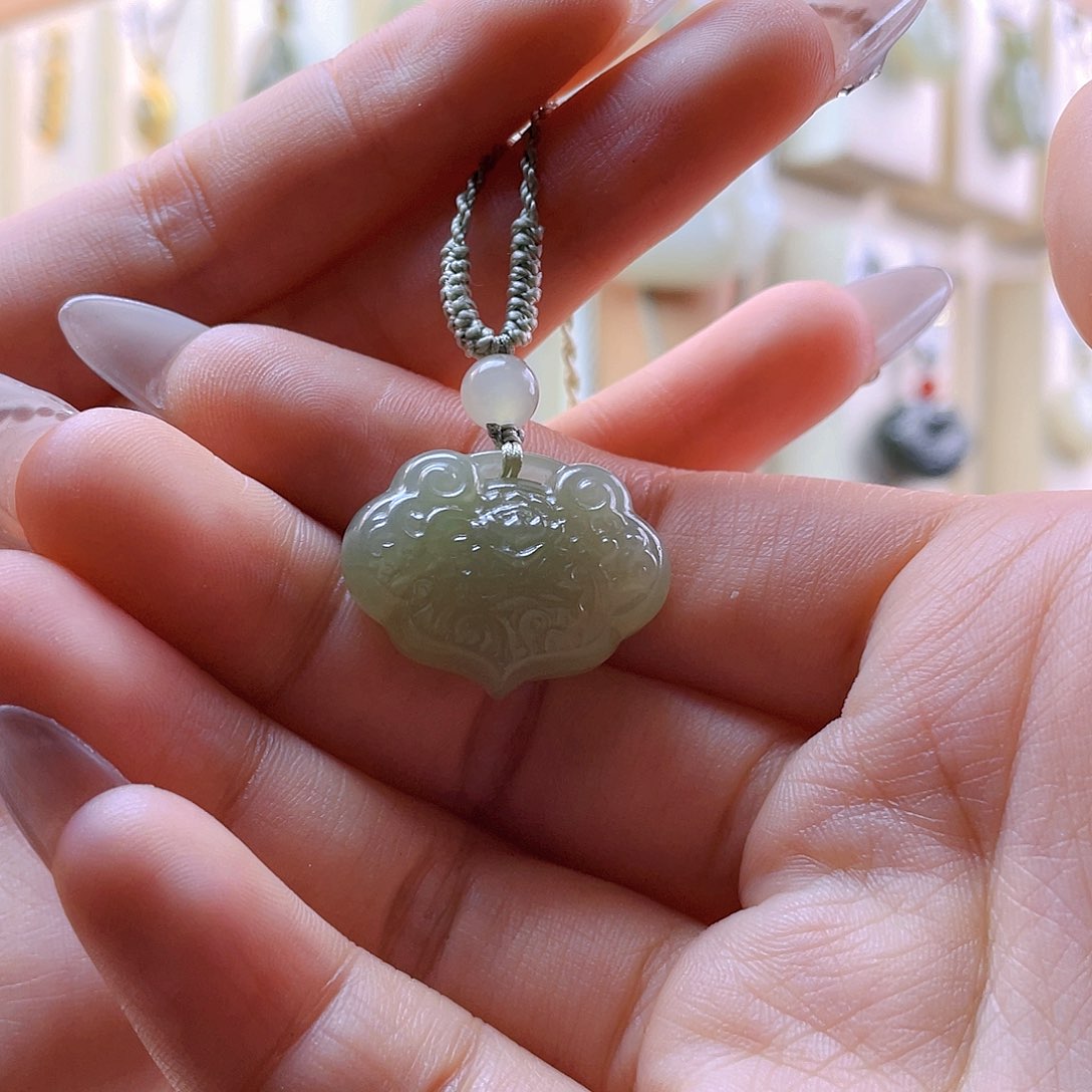 和田玉吊坠(赠链)未镶嵌玻***?