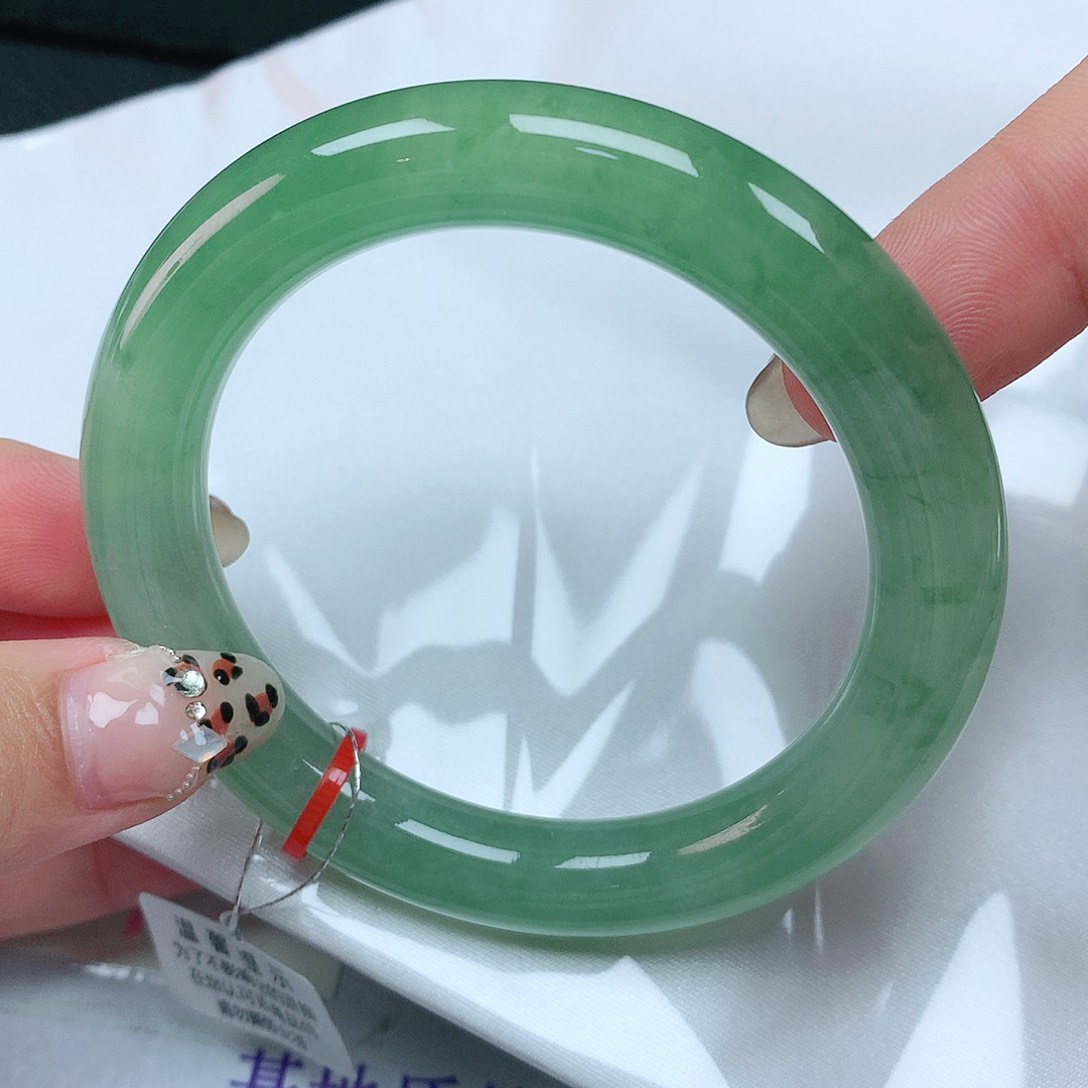 翡翠手镯未镶嵌55圈