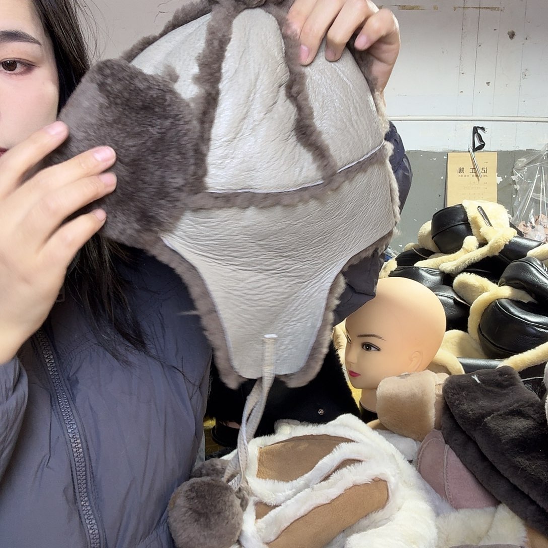 纯棉羊皮球球帽子