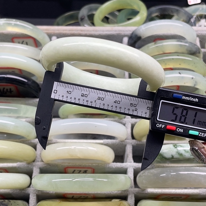 蛇纹石玉未镶嵌手镯171