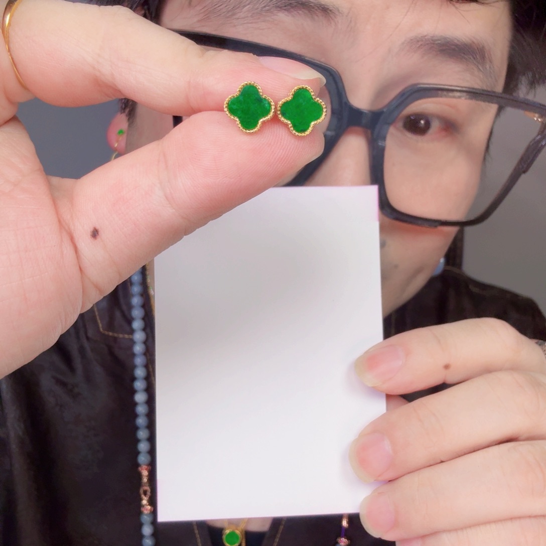 翡翠未镶嵌颈饰一对