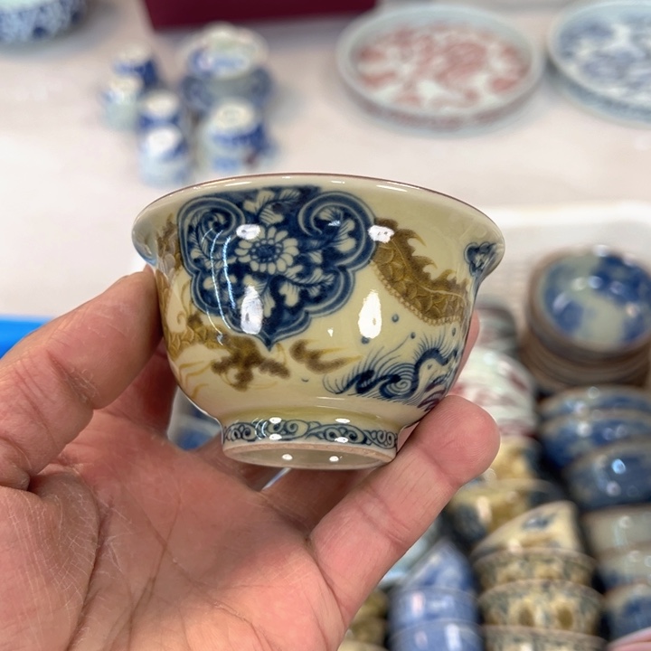 瓷片釉里金穿花龙压手杯主人杯全品