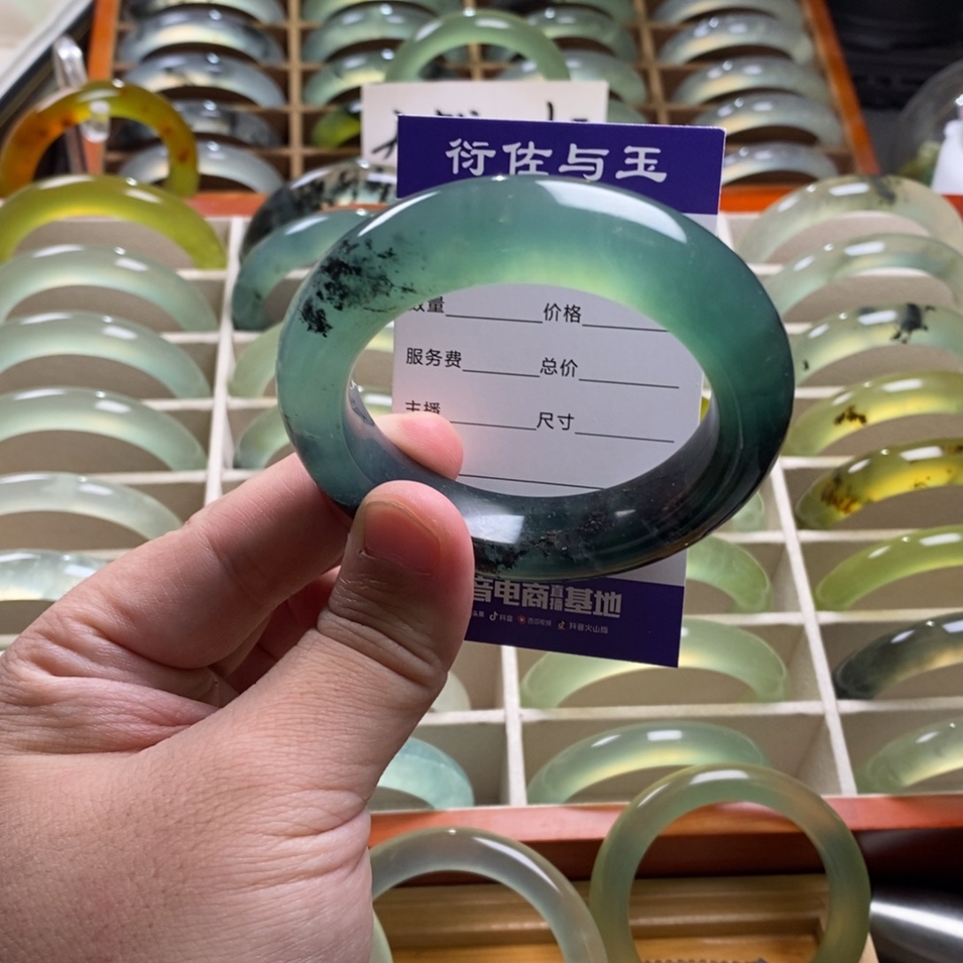 安***鹿蛇纹石玉未镶嵌手镯