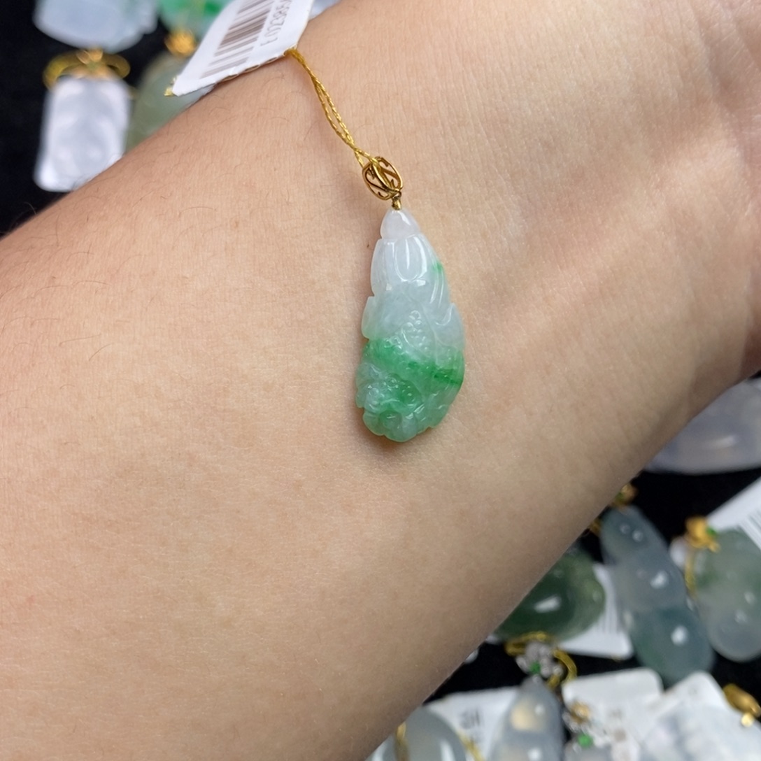 F***.翡翠18K金镶嵌颈饰白菜