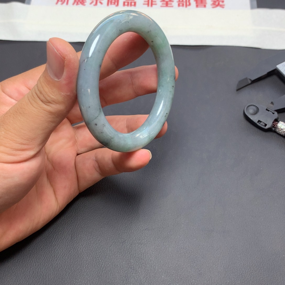 定制翡翠未镶嵌翡翠手镯