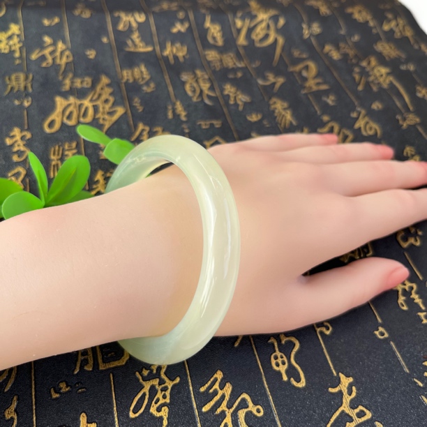 纯天然岫玉杠光冰种手镯